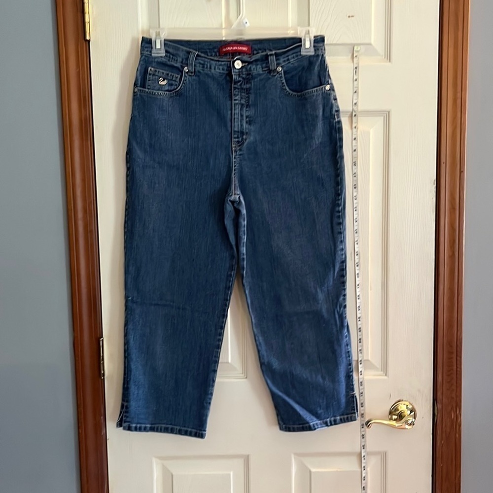 Gloria Vanderbilt-size 12-medium wash-cropped jeans. Button and zipper to close.